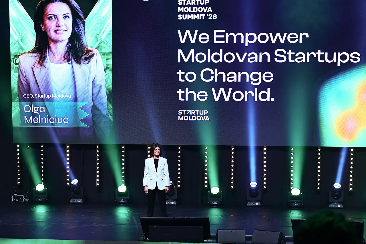 Main stage keynote at the summit